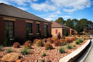 ein Garten vor einem Haus in der Unterkunft Country Club Villas in Launceston