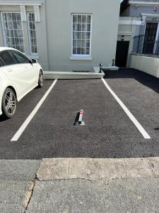 une voiture blanche garée dans un parking à côté d'un bâtiment dans l'établissement Lovely 1 Bed flat *FREE PARKING* Hoe/Barbican Plymouth, à Plymouth 4 autres photos