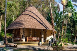 mały domek z dachem krytym strzechą w obiekcie Tolani Resort Koh Kood w mieście Ko Kut