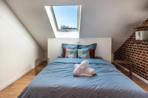 Llit o llits en una habitació de DOWNTOWN LOFT - CENTRE VILLE - WiFi - NETFLIX