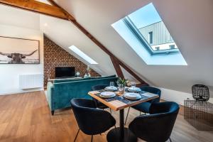 a dining room with a green table and chairs at DOWNTOWN LOFT - CENTRE VILLE - WiFi - NETFLIX in Amiens
