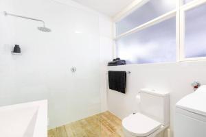 Koupelna v ubytování Modern Stylish Self-contained Studio Apartment