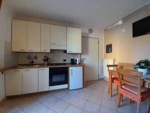 Ett kök eller pentry på Marco Apartment - Holiday Apartment Luino
