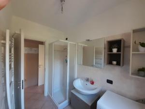 Ett badrum på Marco Apartment - Holiday Apartment Luino