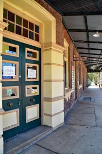 a green door on the side of a building at Ten Dollar Town Motel in Gulgong