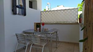 uma mesa e cadeiras num quarto com uma janela em lu Ientu house in Otranto, Baia dei Turchi area em Alimini