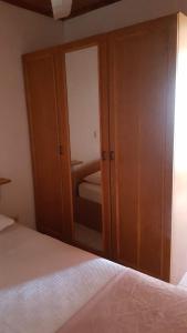シダにあるDelphin Hotel Sideのベッドルーム1室(クローゼット、ベッド1台、鏡付)