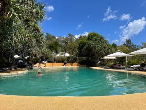 Peldbaseins naktsmītnē Kookaburra Villa at Kingfisher Bay Resort vai tās tuvumā