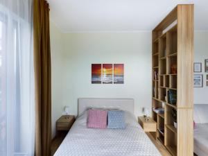 sypialnia z łóżkiem i półką na książki w obiekcie SKY GARDEN w Jurmale