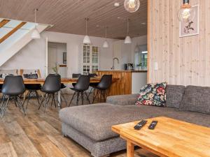 Lounge nebo bar v ubytování 10 person holiday home in Glesborg