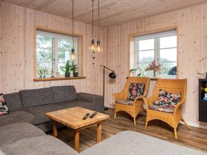 Posezení v ubytování 10 person holiday home in Glesborg