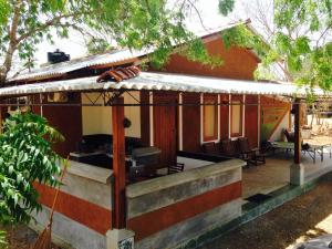 une maison avec une voiturette devant elle dans l'établissement The Summer Corridor - Kataragama, à Kataragama