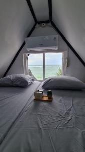 Voodi või voodid majutusasutuse Saho Coffee & Rooms toas