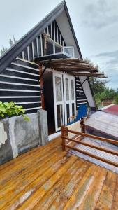 Rõdu või terrass majutusasutuses Saho Coffee & Rooms