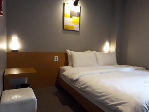 Postel nebo postele na pokoji v ubytování Grid Inn Hotel