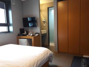 Postel nebo postele na pokoji v ubytování Grid Inn Hotel