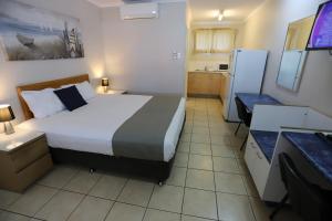 Postel nebo postele na pokoji v ubytování Tropic Coast Motel