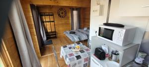 Kuchyň nebo kuchyňský kout v ubytování Chalet piscine montech