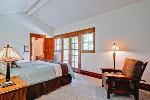 Postel nebo postele na pokoji v ubytování Ahwahnichi Lodge