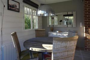 een keuken met een tafel en stoelen in een kamer bij Cottage, Vinnerville in Vinnemerville