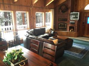 a living room with a couch and a table at Chateau Royal East in Yosemite West