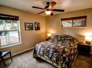 a bedroom with a bed and a ceiling fan at Alpine Aerie in Yosemite West