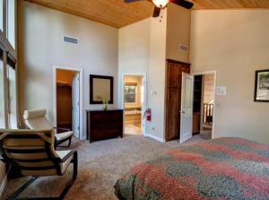 a bedroom with a bed and a desk and a television at Alpine Aerie in Yosemite West