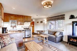 eine Küche und ein Wohnzimmer mit einem Sofa und einem Herd in der Unterkunft Alpine View in Yosemite West