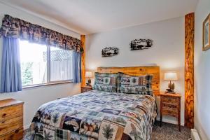 a bedroom with a bed and a window at Alpine View in Yosemite West