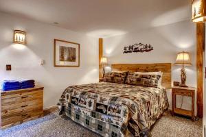 una camera con letto, cassettiera e lampada di Alpine View a Yosemite West
