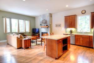 cocina y sala de estar con sofá y mesa en Eureka en Yosemite West