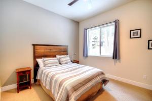- une chambre avec un grand lit et une fenêtre dans l'établissement Eureka, à Yosemite West