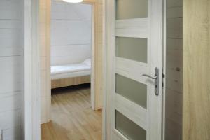 ジブヌフにあるApartment in Dziwnów by Baltic Sea Beachのベッドルーム(ベッド付)につながるドア
