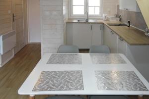 ジブヌフにあるApartment in Dziwnów by Baltic Sea Beachのキッチン(テーブル、椅子、シンク付) +6枚の写真