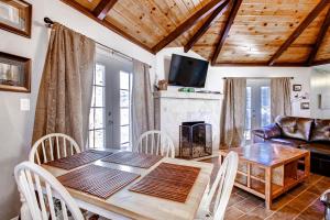 comedor con mesa y chimenea en Harmony Hilltop Hideaway, en Oakhurst