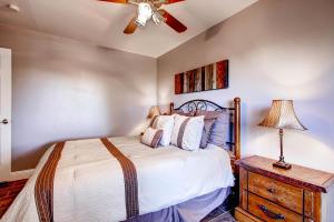 Un dormitorio con una cama y un ventilador de techo. en Harmony Hilltop Hideaway, en Oakhurst