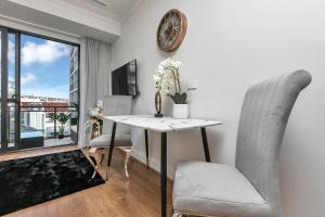 Μια τηλεόραση ή/και κέντρο ψυχαγωγίας στο Sky Tower Serenity + Rooftop Pool +13 φωτογραφίες