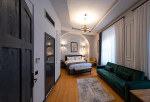 Ferman Port Hotel - Special Category في إسطنبول: غرفة معيشة مع أريكة خضراء وسرير