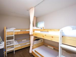 um dormitório com beliches em Shironoshita Guesthouse em Himeji