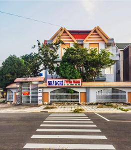 um edifício com uma placa que lê parede nova vista mercado virgem em Nhà Nghỉ Thiên Minh em Rạch Giá