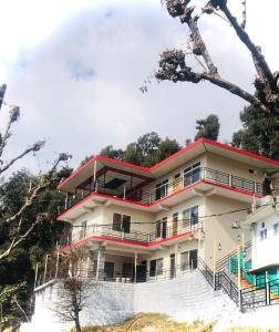 um edifício ao lado de uma colina em Paradise Inn Boutique Resort by HBR em Dharmsala