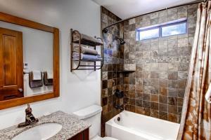 Ένα μπάνιο στο Sierra Haven +7 φωτογραφίες