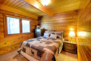 a bedroom with a bed in a wooden cabin at Treetops Cabin in Yosemite West