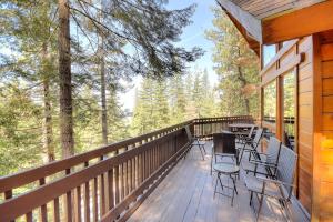 a deck with chairs and tables on a cabin at Treetops Cabin in Yosemite West