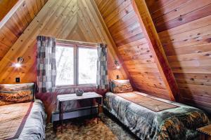 a bedroom with two beds in a log cabin at Stoneoaks in Yosemite West