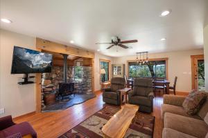 TV a/nebo společenská místnost v ubytování Sierra Base Camp