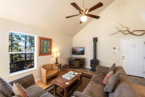 sala de estar con sofá y ventilador de techo en Yosemite Park Place en Yosemite West