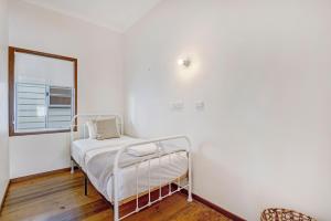 A bed or beds in a room at Divine Cottage - WiFi - Bangalow