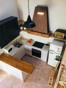 una pequeña cocina con fregadero y microondas en B&B Casa Egle, en Corbola