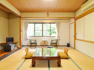 Kamiにある夢の温泉のリビングルーム(テーブル、椅子、窓付)